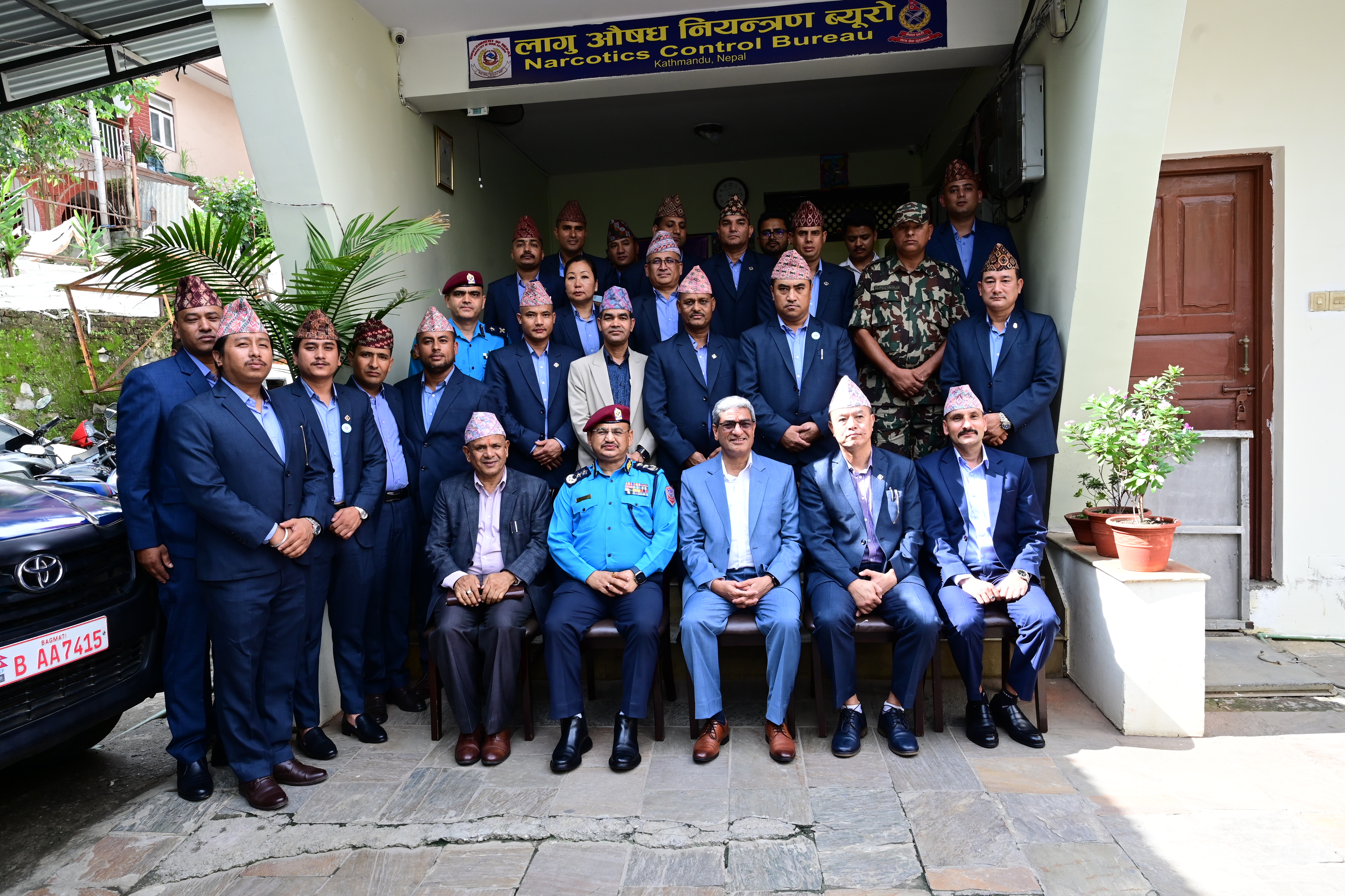 माननीय गृहमन्त्री रमेश लेखकज्यू लागु औषध नियन्त्रण ब्यूरोको अनुगमन तथा निरिक्षण कार्यक्रम पश्चात सामुहिक फोटो सेसन । मिति: २०८२।०४।१६ गते ।