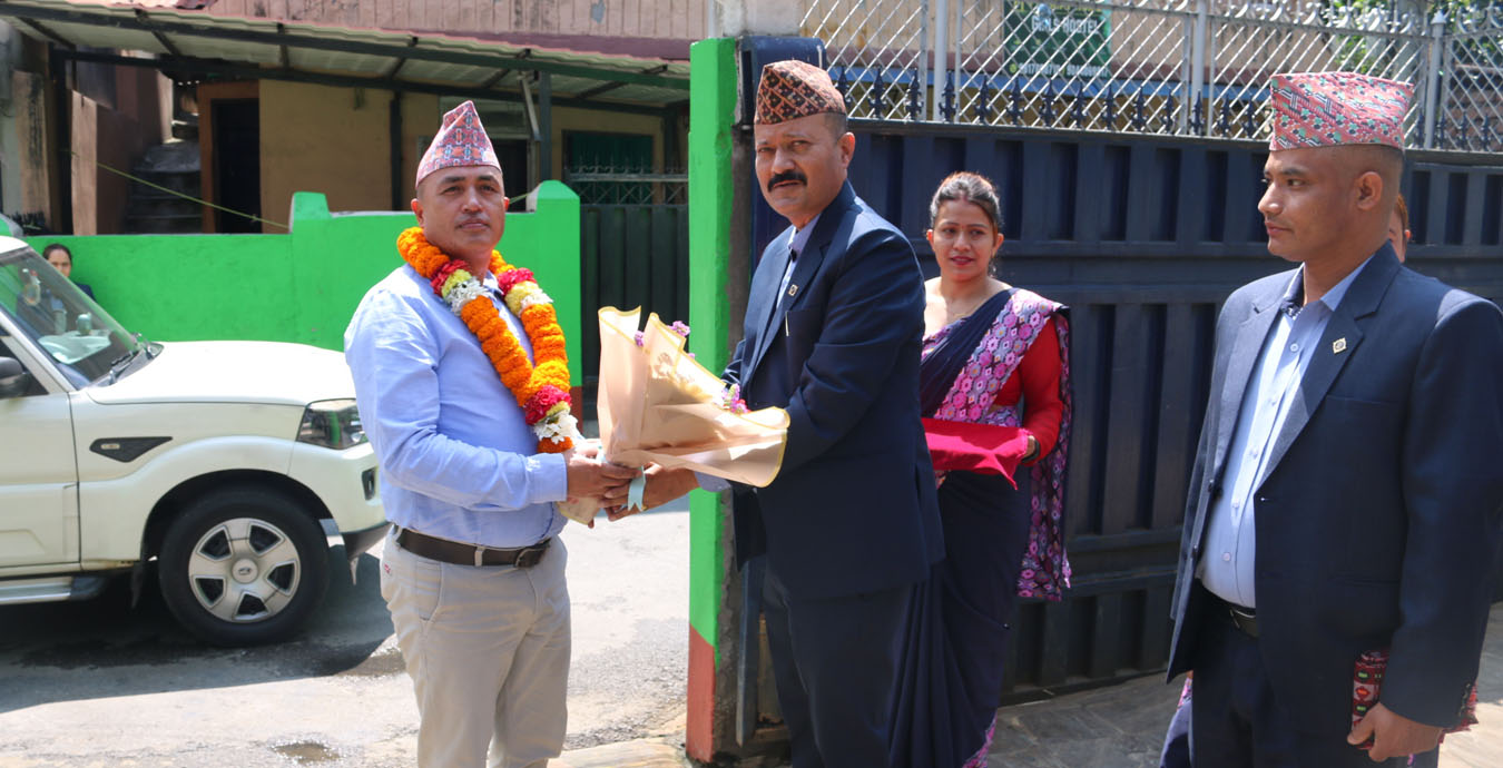 लागु औषध नियन्त्रण ब्यूरो प्रमुख प्रहरी वरिष्ठ उपरीक्षक सुवास चन्द्र बोहरा ज्यूलाई ब्यूरोमा स्वागत गर्नु हुदै । (२०८३ जेठ २५ गते)