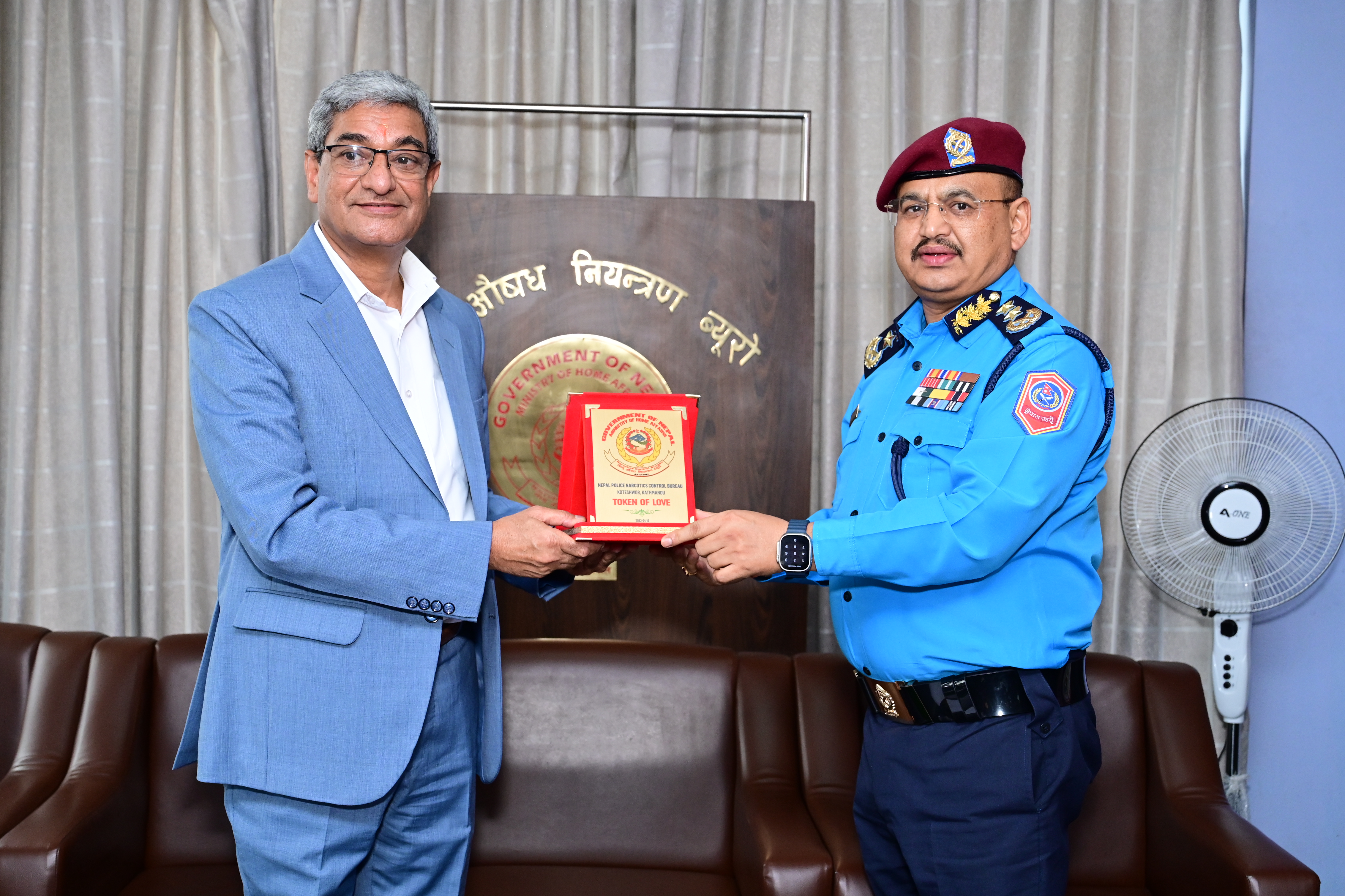लागु औषध नियन्त्रण ब्यूरोको अनुगमन तथा निरिक्षणको क्रममा माननीय गृहमन्त्री रमेश लेखकज्यूलाई प्र.म.नि दिपक थापा ज्यूबाट मायाको चिनो (TOKEN OF LOVE) प्रदान गर्दै ।